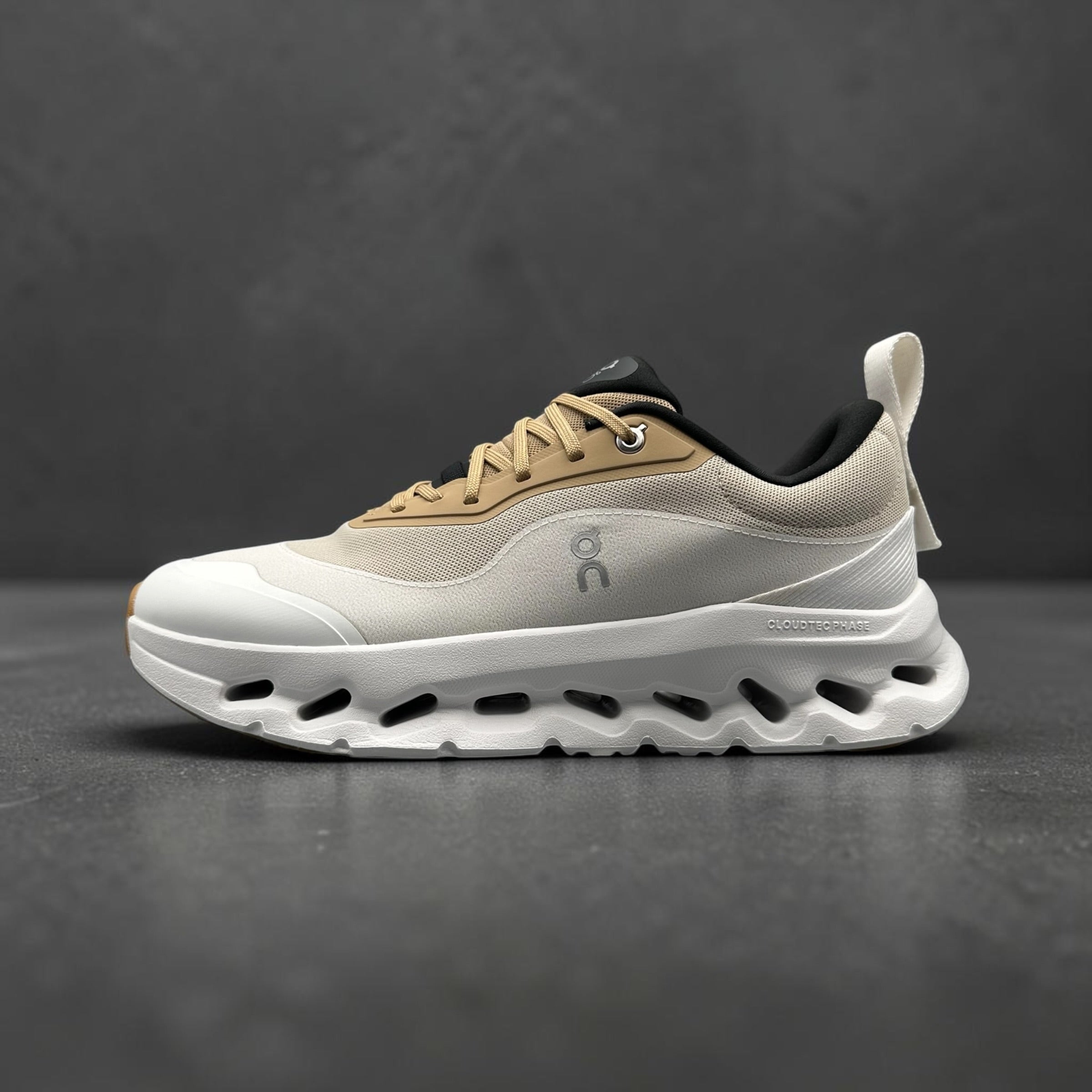 На бегу Cloudtilt 2 LOEWE Tan White