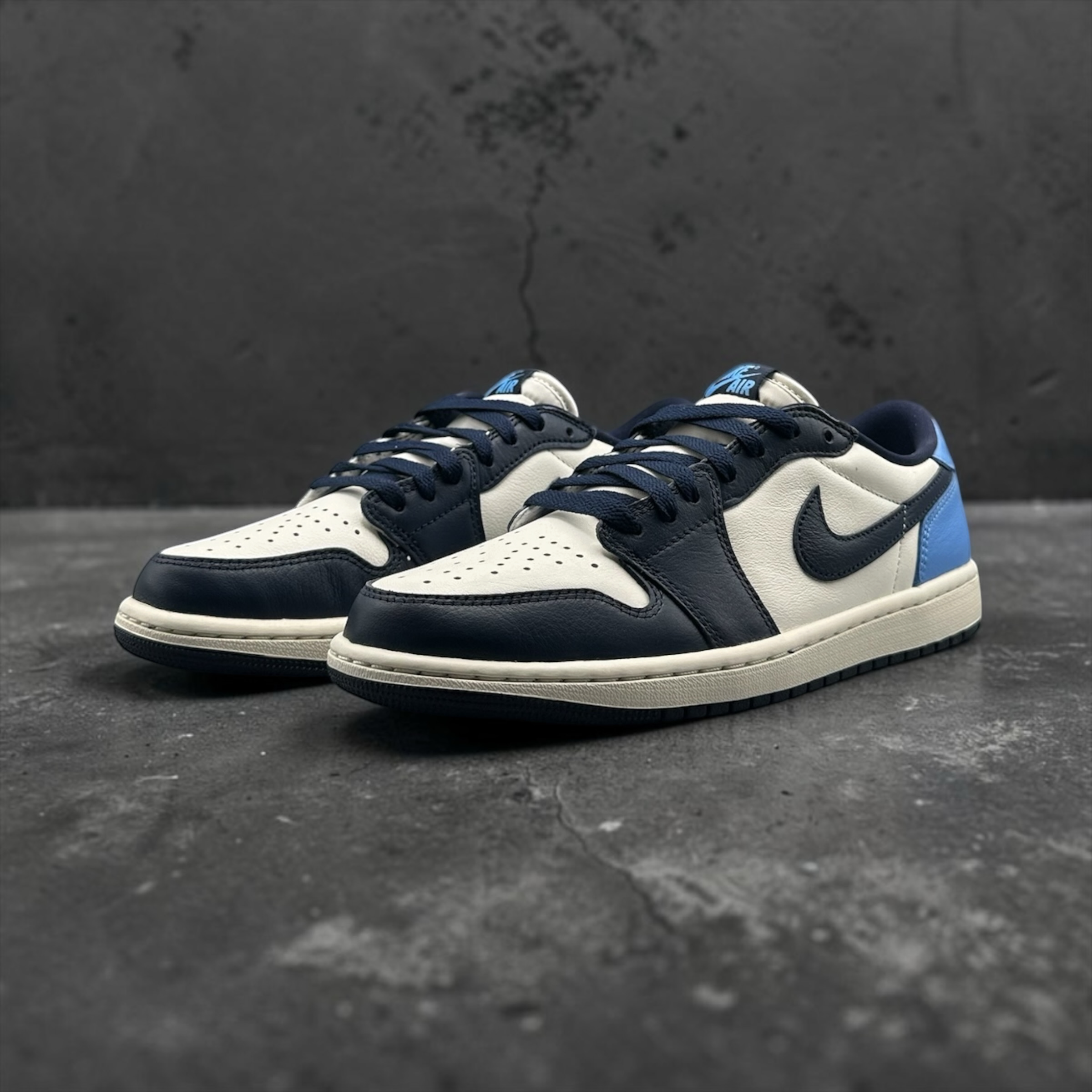 Jordan 1 Low OG Obsidian UNC