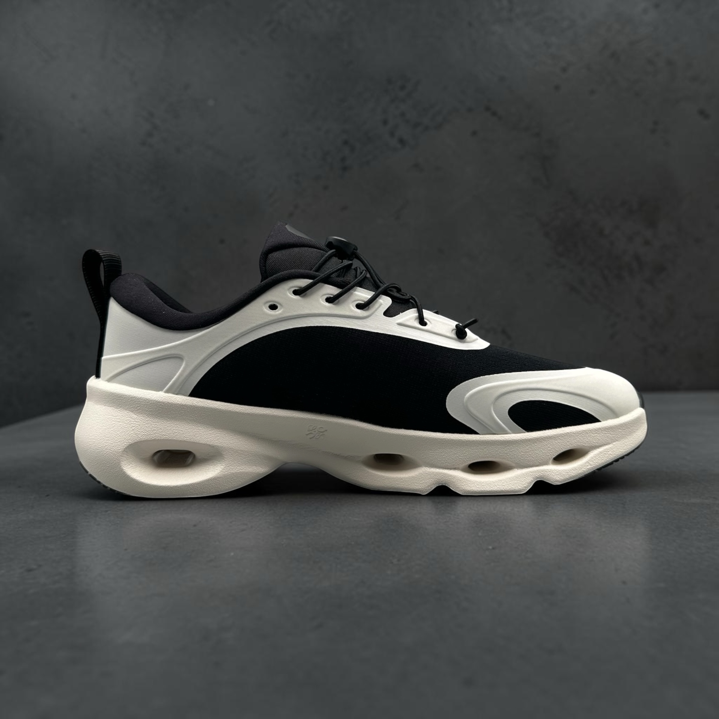 On Running Cloudsolo LOEWE Black Eggshell