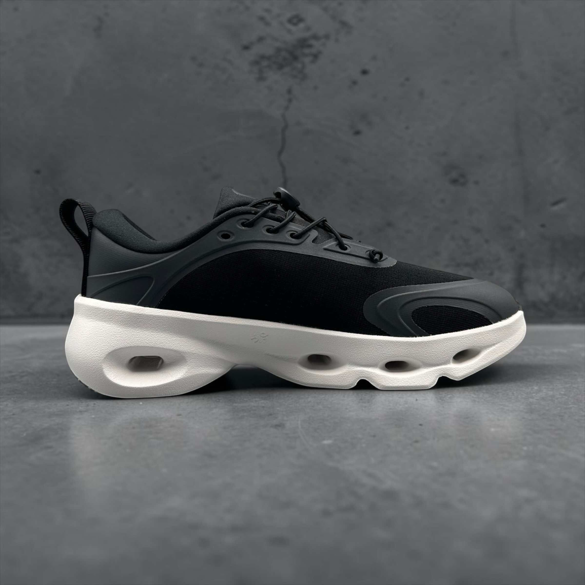 On Running Cloudsolo LOEWE Black White